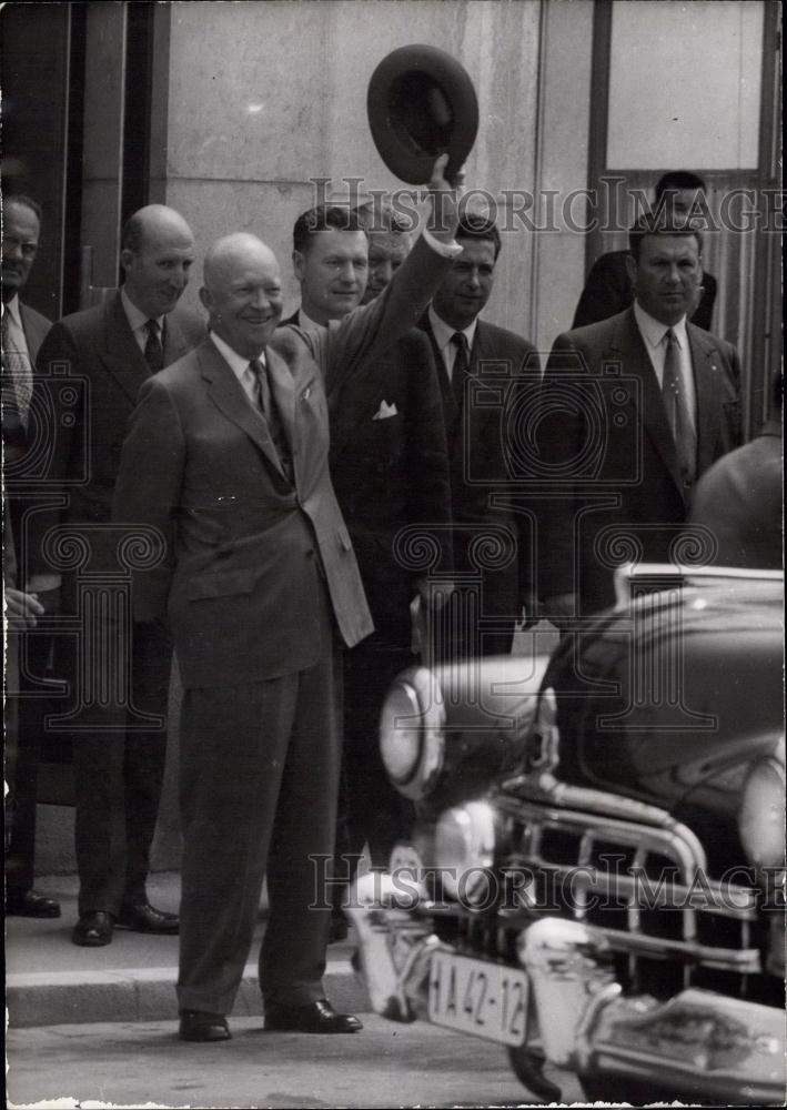 1955 Press Photo General Eisenhower Waves TO Crown In Geneva - Historic Images