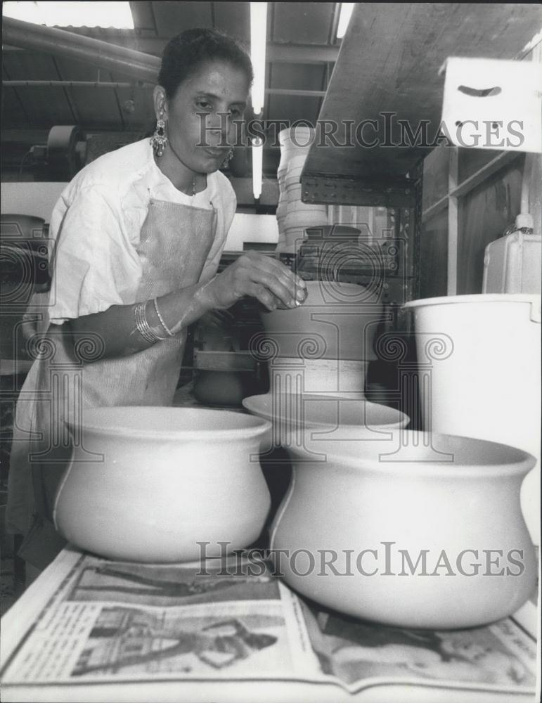 1996 Press Photo Nashout Kaur At Potting Wheel - Historic Images