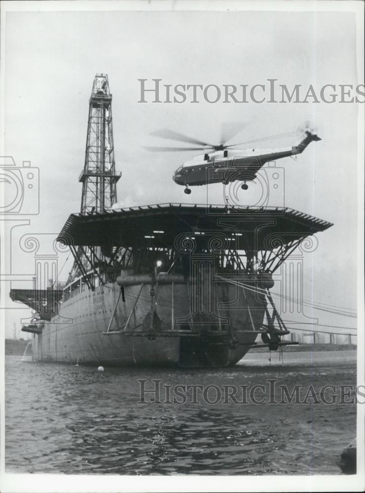 Press Photo Military Ship Landing Helicopter - Historic Images