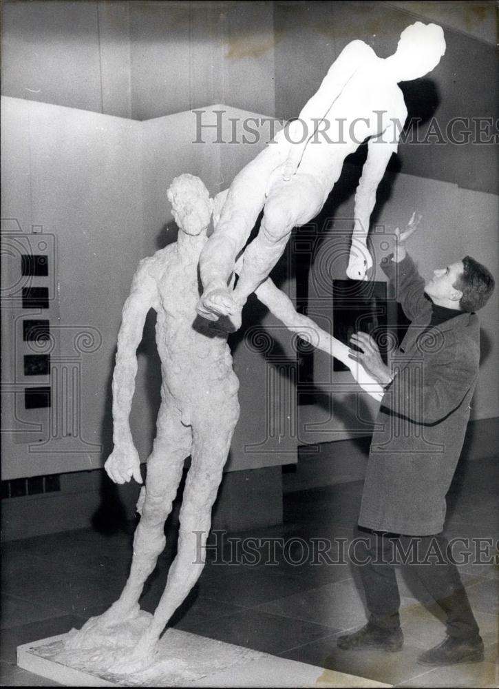 1965 Press Photo Gips Fur Bronze Sculpture By Walter Bidling Herbstsalon Opening - Historic Images