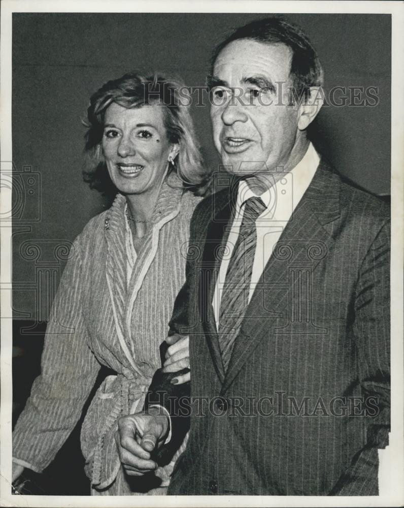 1981 Press Photo Senator Harrison Williams and wife enter courtroom - Historic Images