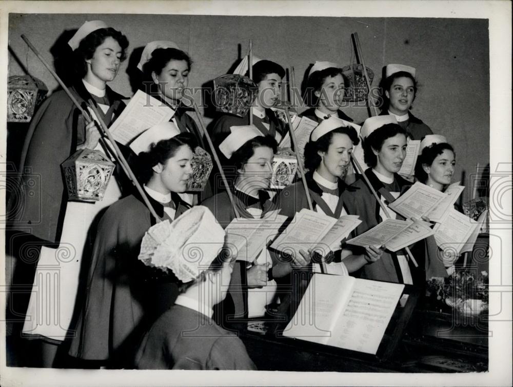 1952 Press Photo Nurses Singing Christmas Carols At Westminster Hospital - Historic Images