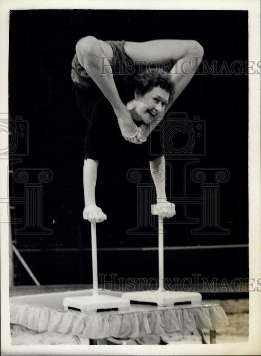 1956 Press Photo Preparing for the Bertram Mills Christmas Circus - Historic Images