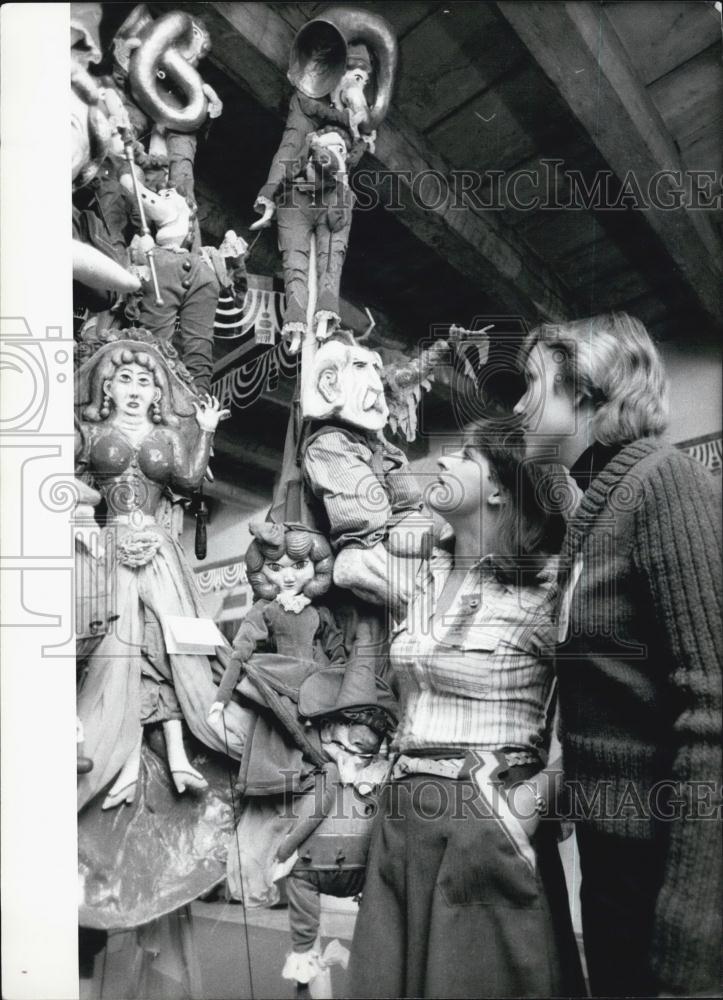 Press Photo A couple look at puppets - Historic Images