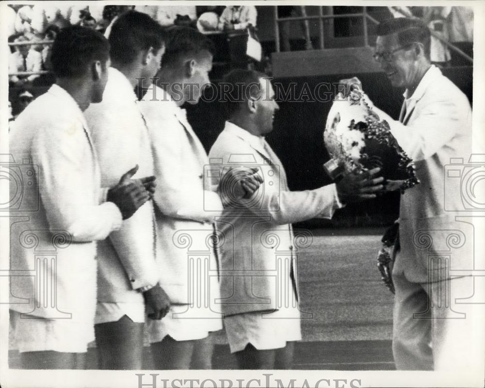 1963 Press Photo America Wins The Davis Cup At Adelaide- Bob Kelleher Mgr - Historic Images