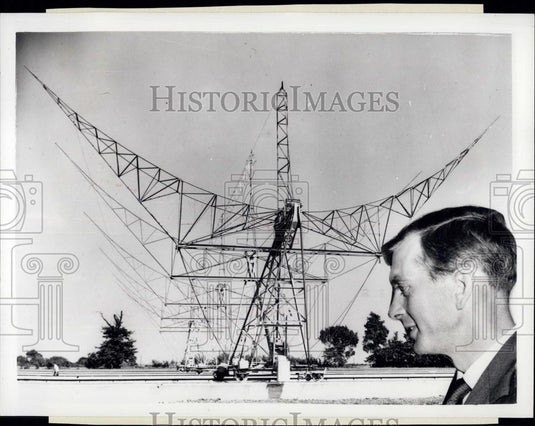 1961 Press Photo Professor Martin Rye With Cambridge Large Radio Telescope - Historic Images