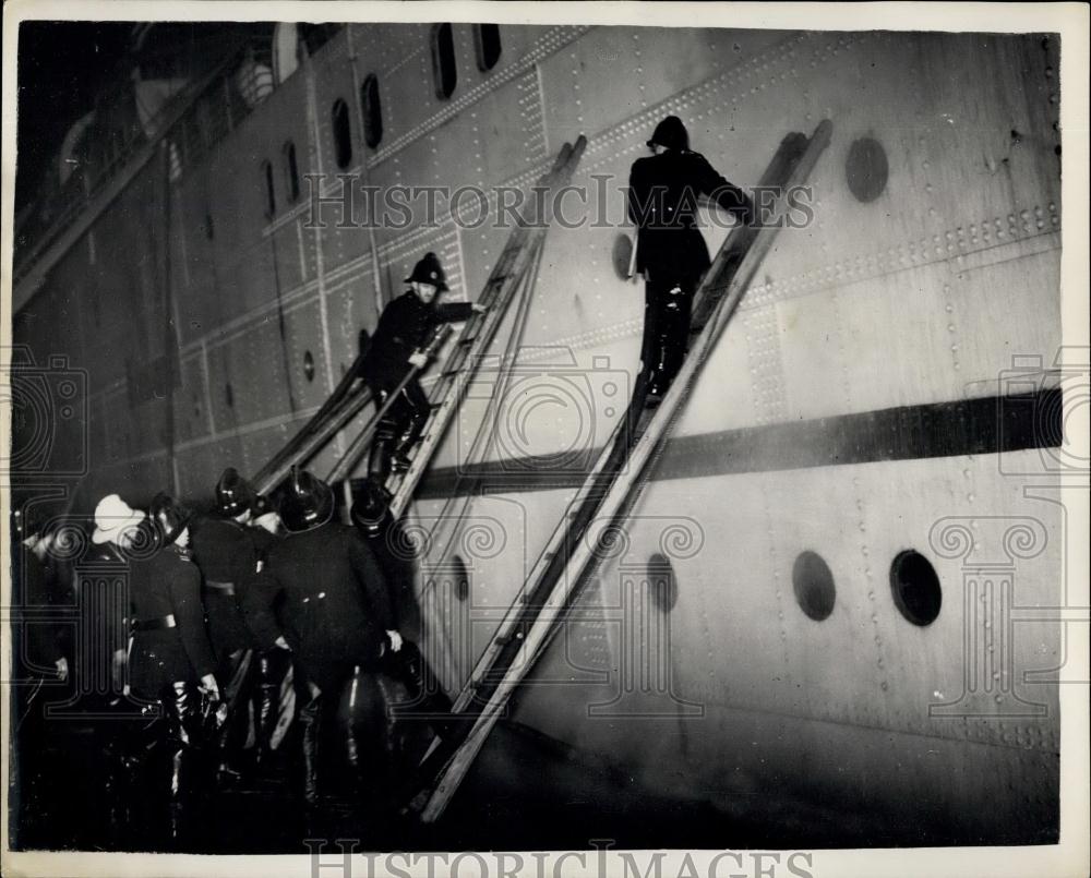 1953 Press Photo Empress of Canada Fire, Liverpool Dock - Historic Images