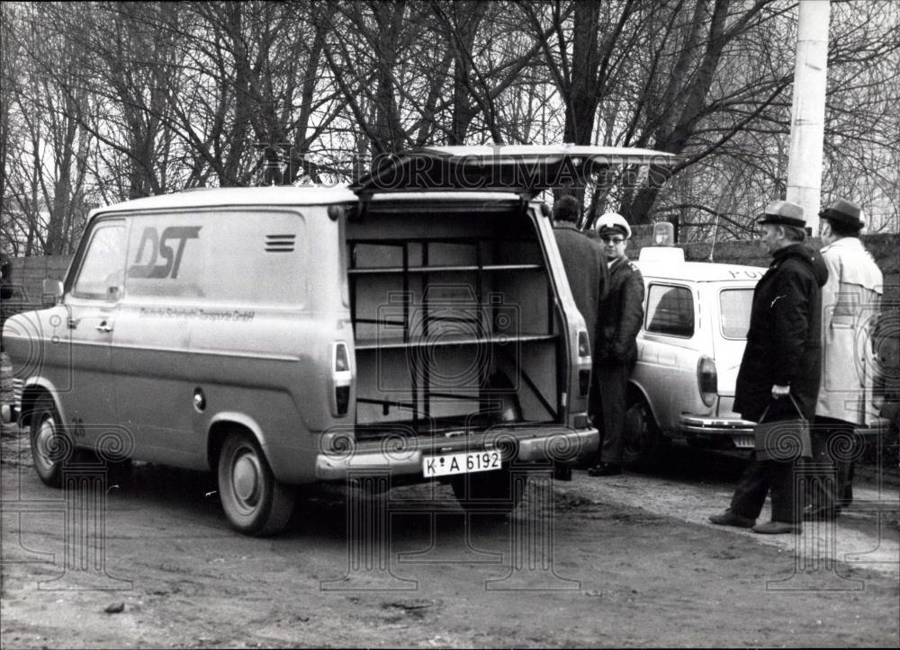 1975 Press Photo Security Van Used in Robbery Dusseldorf - Historic Images