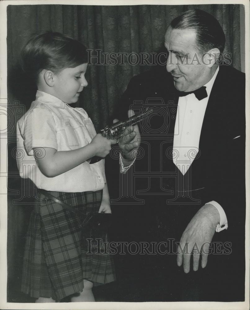 1953 Press Photo Vincent Winters The Kidnappers - Historic Images