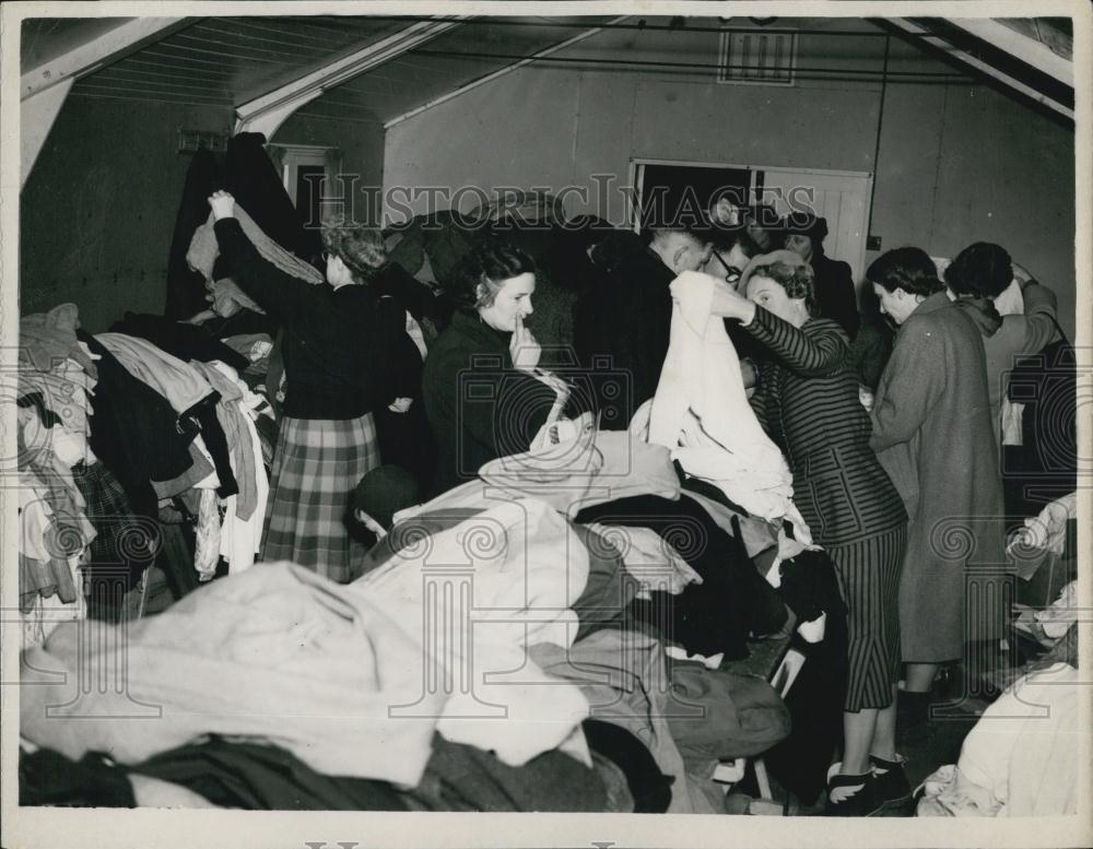 1953 Press Photo Essex Floods ,refugees being issued with clothing - Historic Images