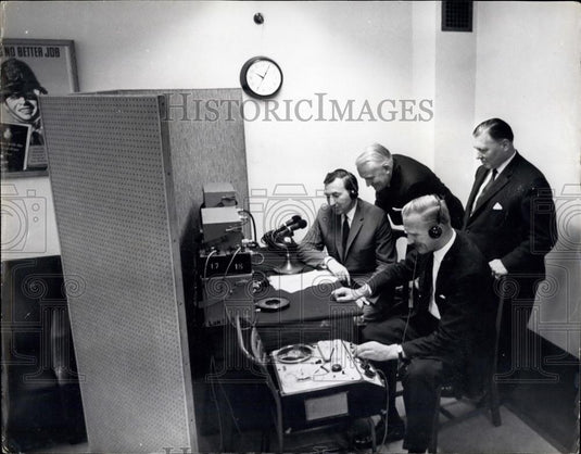 1964 Press Photo Setting Up Scotland Yard Radio Station - Historic Images