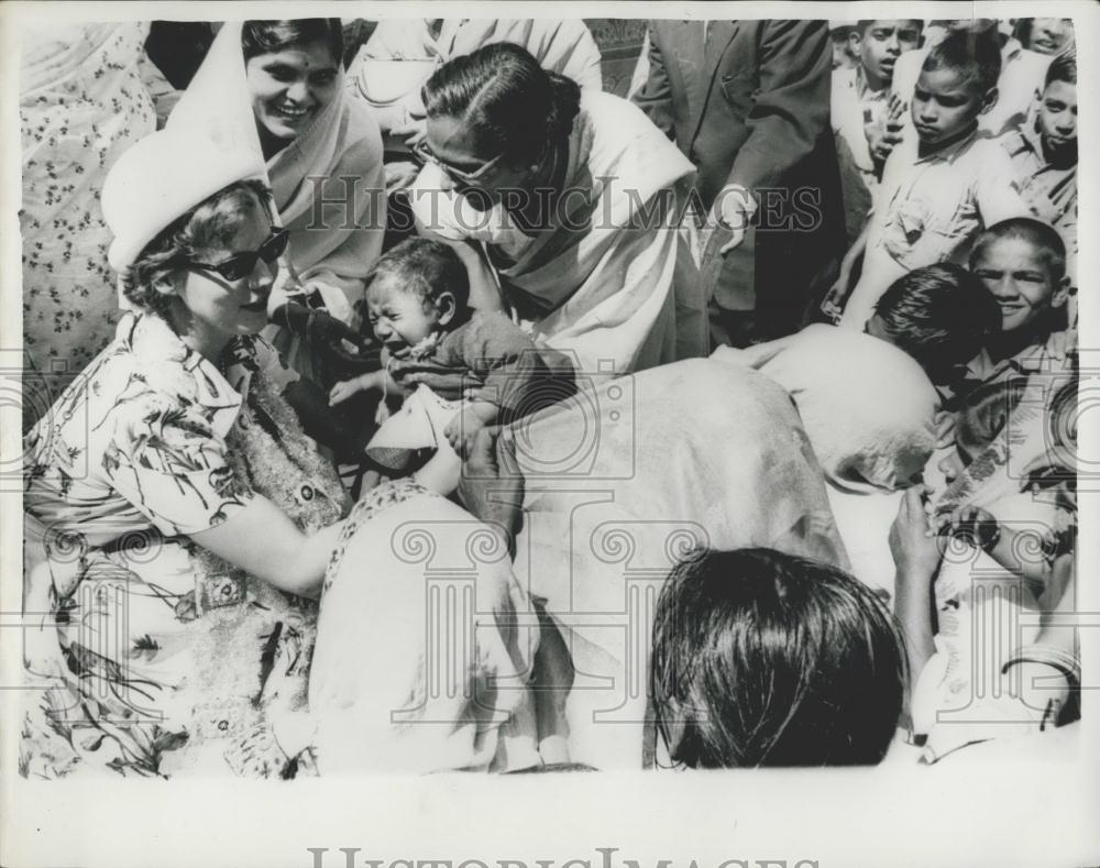 1963 Press Photo Princess Margarethe meets a little Indian boy. - Historic Images