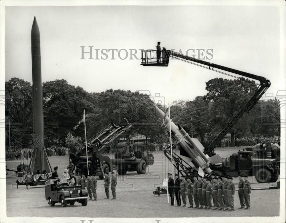 1958 Press Photo Queen Visits Artillery H.Q at Woolrich - Historic Images