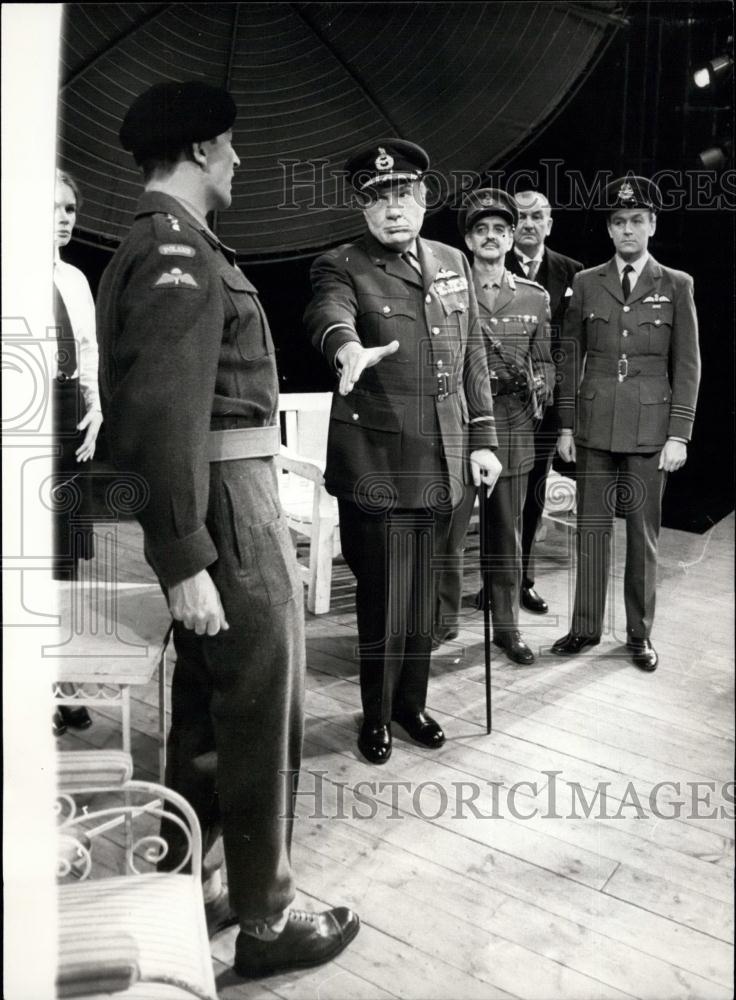 1968 Press Photo Soldiers Play Costume Rehearsal New Theatre - Historic Images