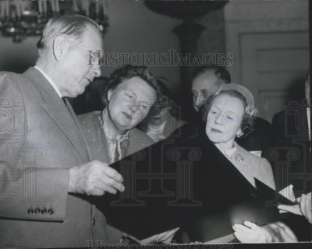 1956 Press Photo Governor Thomas Stanley Presenting Charter To Tourists - Historic Images
