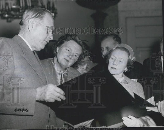 1956 Press Photo Governor Thomas Stanley Presenting Charter To Tourists - Historic Images