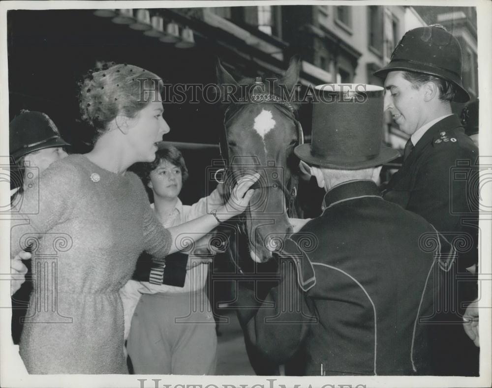 1959 Press Photo Lady Montague After Escaping Runaway Horse Drawn Fire Engine - Historic Images