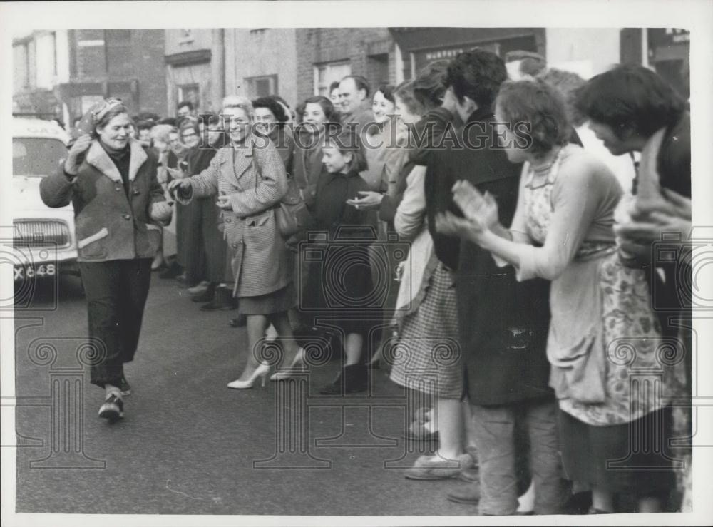 Press Photo Dr. Barbara Moore Makes it 578 Miles on Her 1,000 Mile March - Historic Images