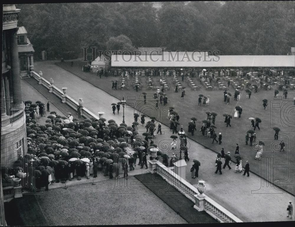 1956 Press Photo Palace Garden Party Rained on - Historic Images