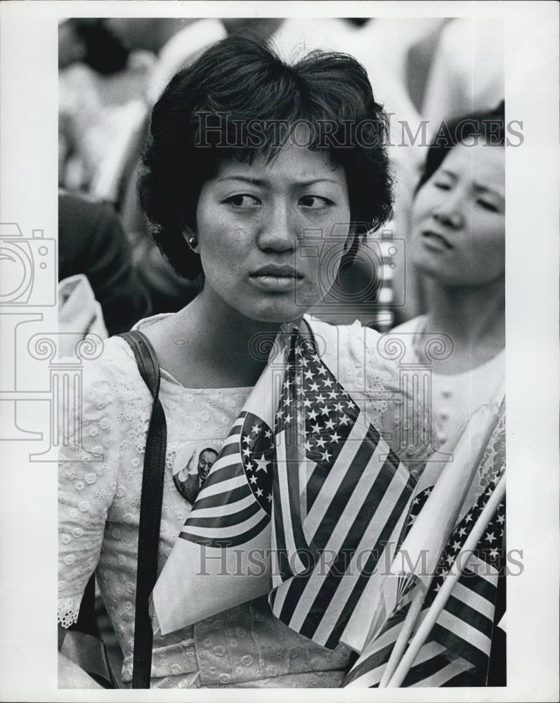 Press Photo A lady with a US flag - Historic Images