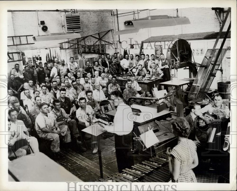 Press Photo Bible Class In Oil Refinery Plant - Historic Images