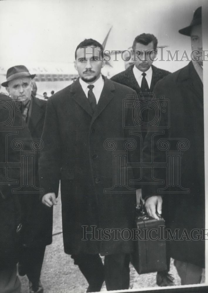 1964 Press Photo Ramades Trujillo in custody on way to prison - Historic Images