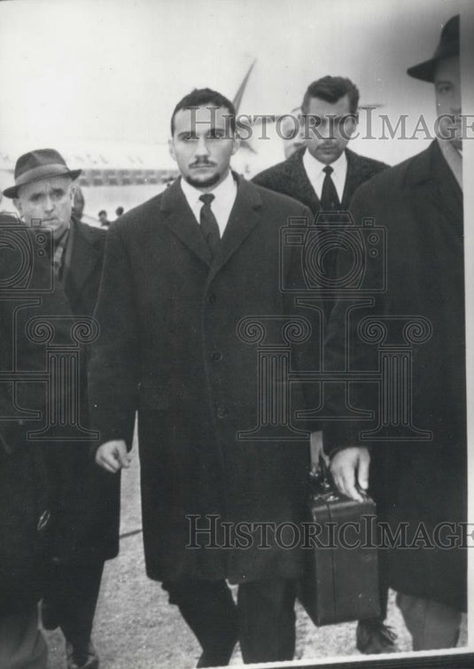 1964 Press Photo Ramades Trujillo in custody on way to prison - Historic Images