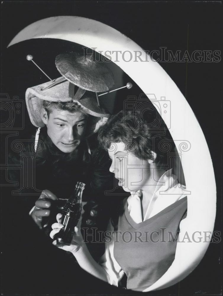 1957 Press Photo It's dangerous to live in a stratosphere - restaurant - Historic Images