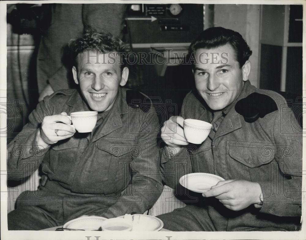 1954 Press Photo James Curry &amp; Clifford Derrick Enjoying A Cup Of Tea - Historic Images