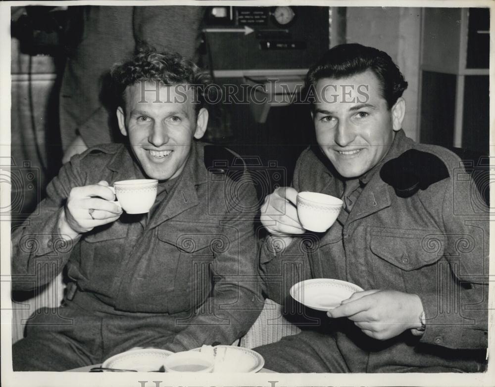 1954 Press Photo James Curry & Clifford Derrick Enjoying A Cup Of Tea - Historic Images