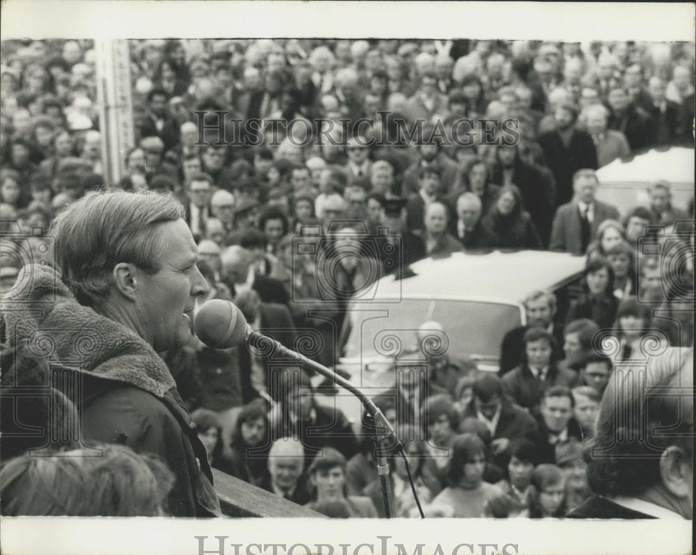 1974 Press Photo Mr. Wedgwood Benn seen as he addressed a mass meeting - Historic Images