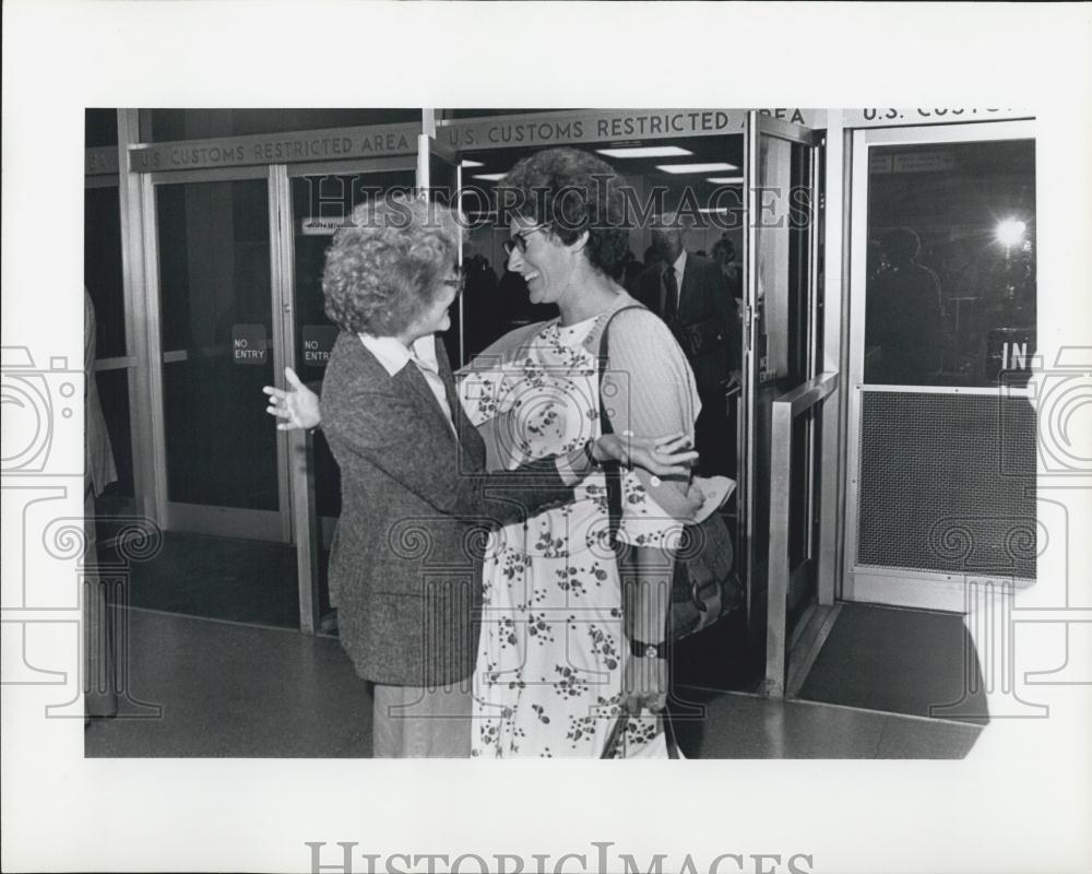 1977 Press Photo Sister Janice McLaughlin Mary Ellen New York Kennedy Airport - Historic Images