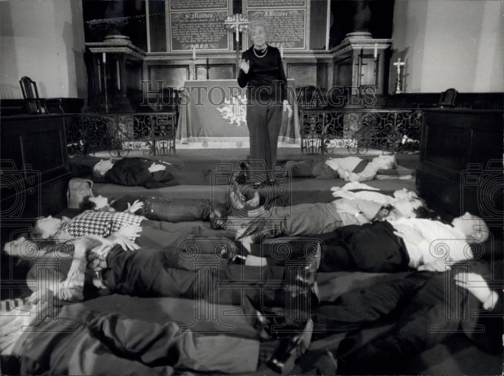 1977 Press Photo Miss Laura Mitchell With Class in the Church of Mary Woolnoch - Historic Images