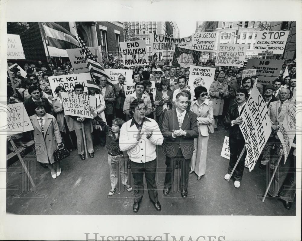 Press Photo Protestors Marching in Hungary - Historic Images