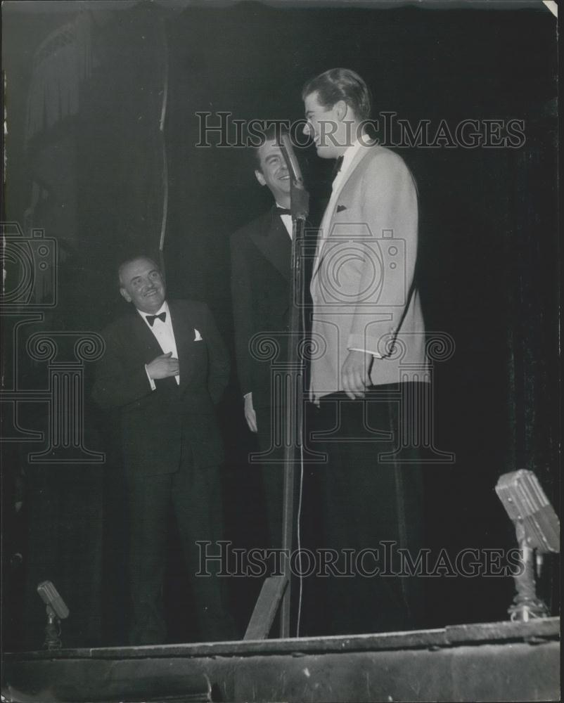 Press Photo The Heath introduces a new singer to swing session - Historic Images