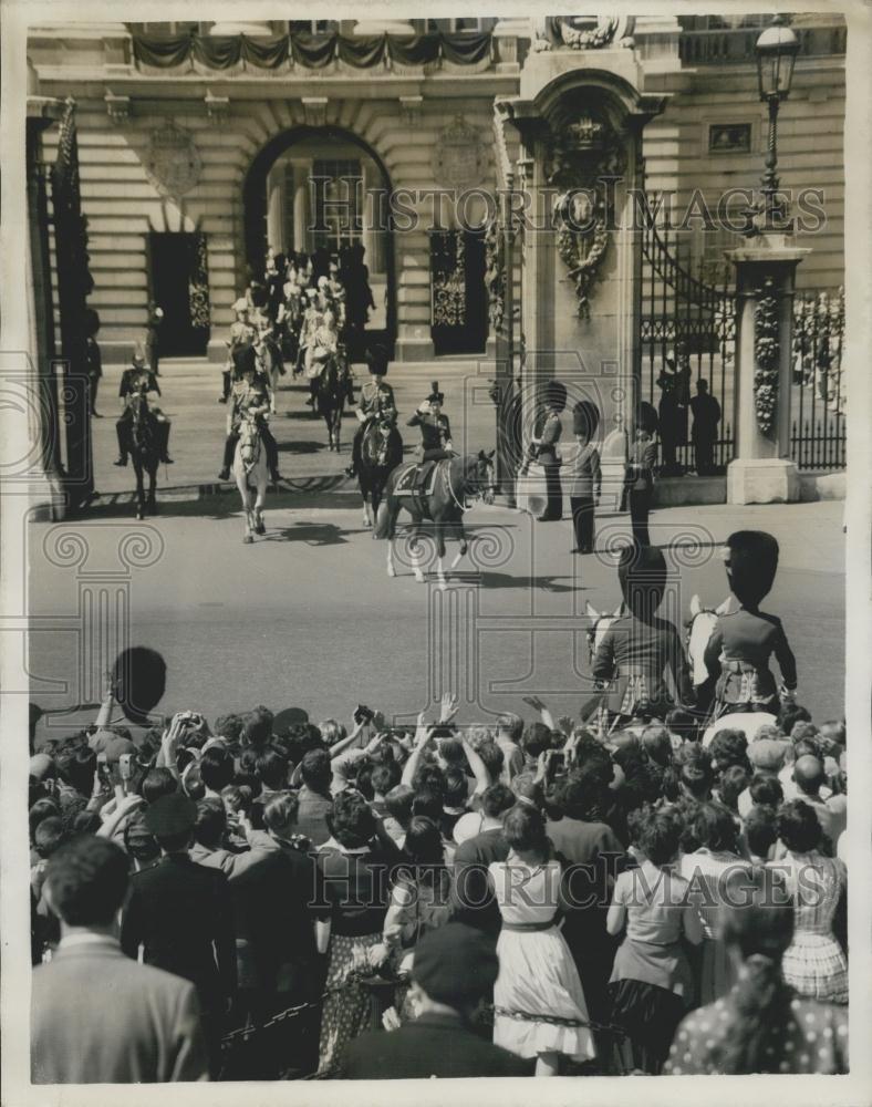 1959 Press Photo H.M. The Queen took the salute in Horse Guards Parade - Historic Images