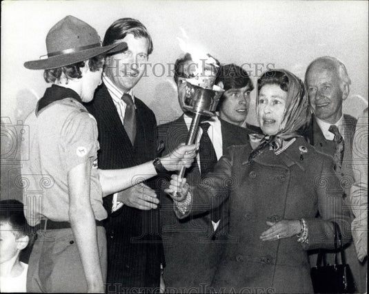 1977 Press Photo Queen's Silver Jubilee Celebrations As She Lights the Torch - Historic Images