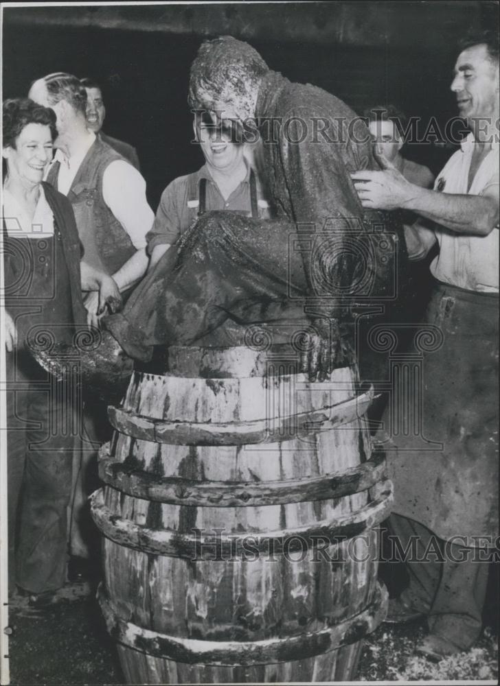 Press Photo Terry Brown in a ritual to become a cooper - Historic Images