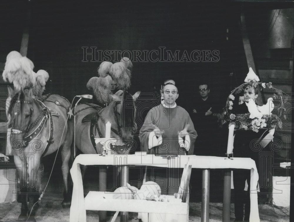 1967 Press Photo Mass, Circus Performers, Paris Winter Circus - Historic Images