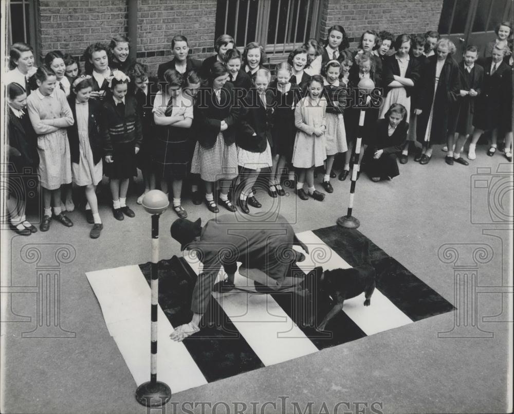 Press Photo Ex-R.A.F. Dog Trainer Peter Walker Entertains Schoolgirls - Historic Images