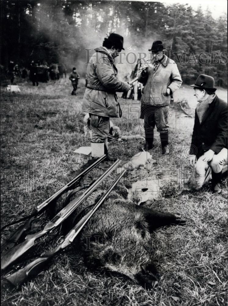 1976 Press Photo Men Take Tally Day&#39;s Hunting Mazurian Forest Northern Poland - Historic Images