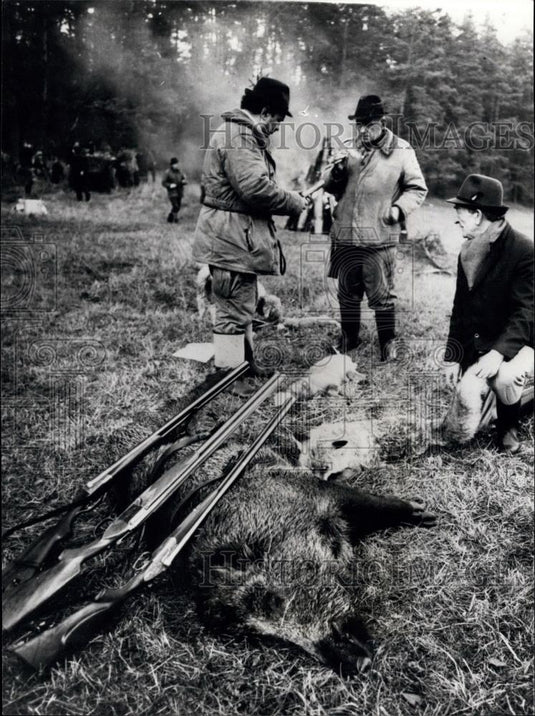 1976 Press Photo Men Take Tally Day's Hunting Mazurian Forest Northern Poland - Historic Images