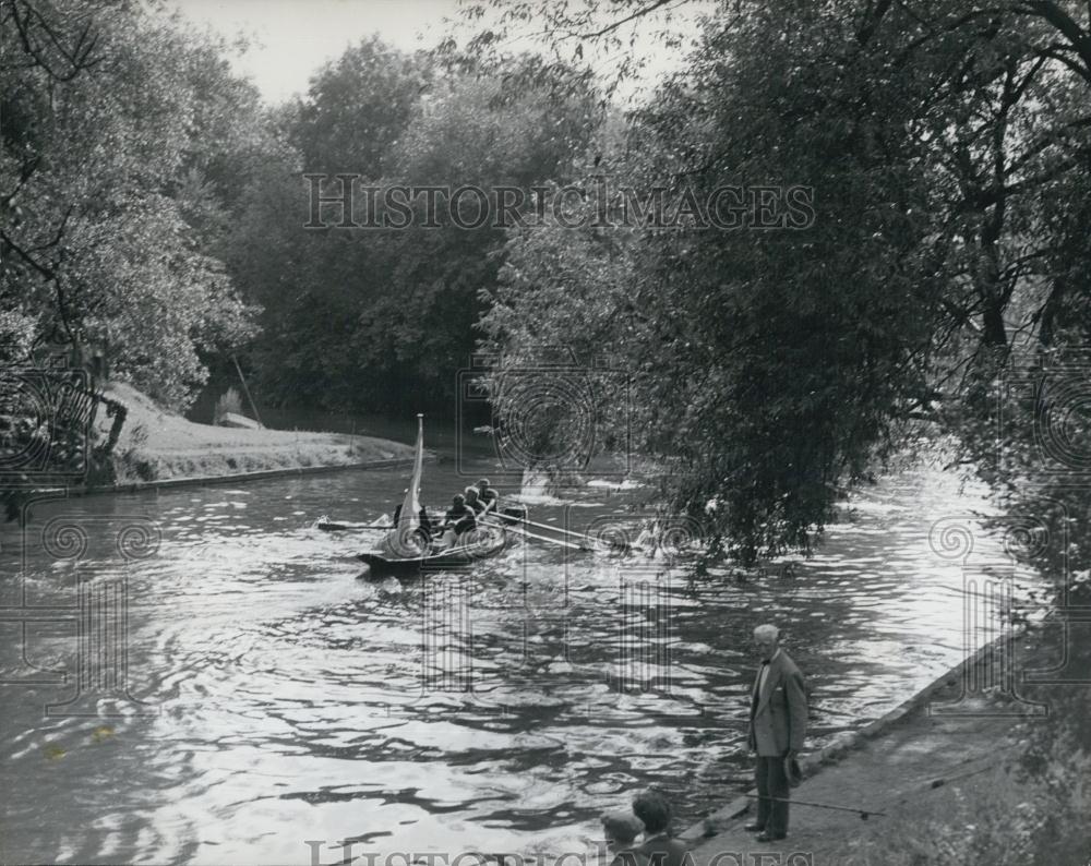 Press Photo Boatmen Pursue Unmarked Swans In Traditional Swan Upping Ceremony - Historic Images