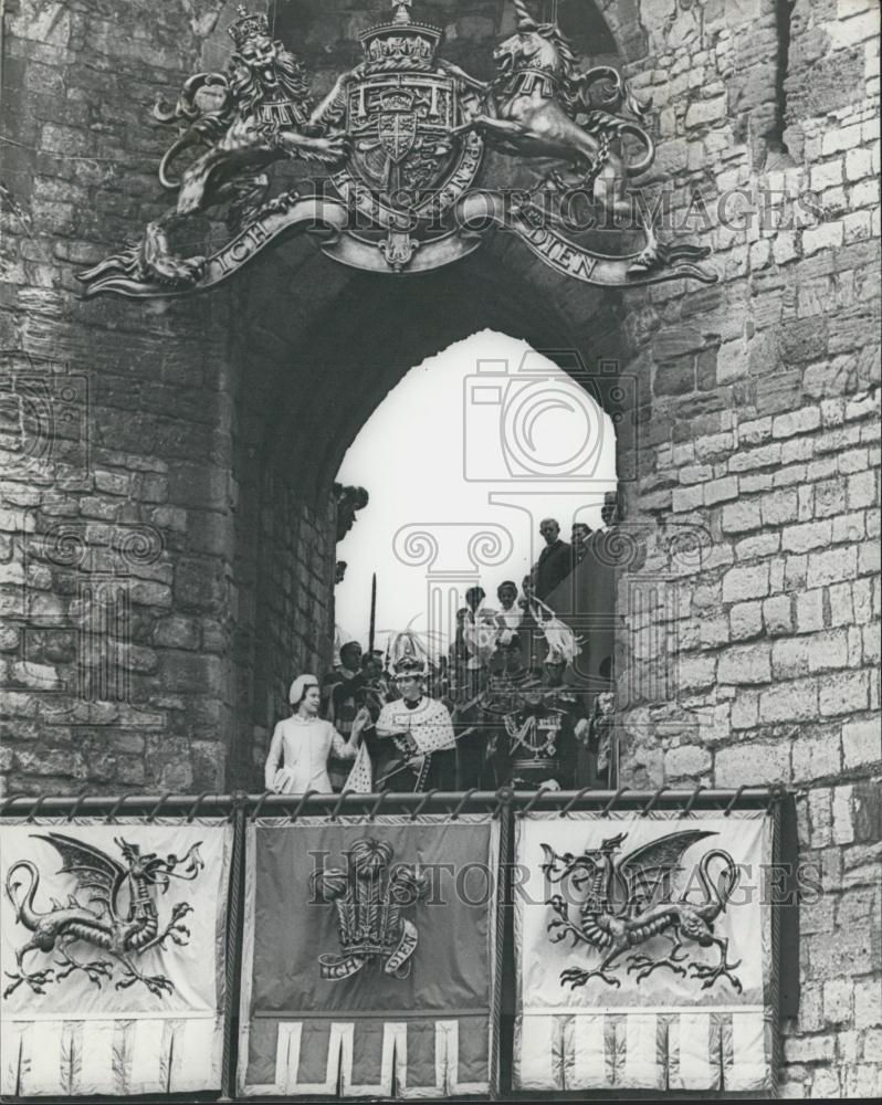 1981 Press Photo Queen presents Prince Charles at Elenor&#39;s Gate - Historic Images