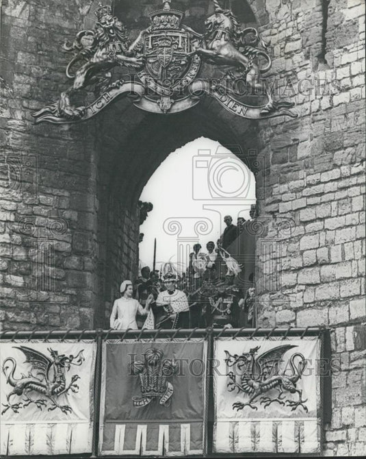 1981 Press Photo Queen presents Prince Charles at Elenor's Gate - Historic Images