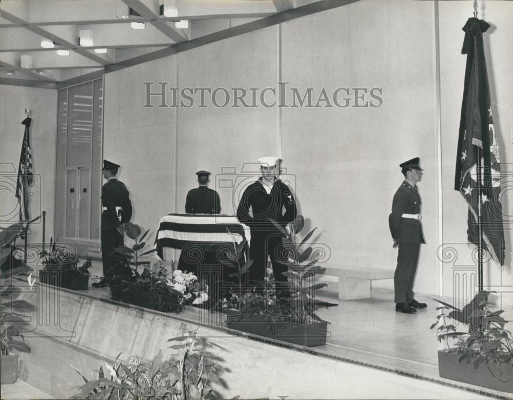 1965 Press Photo US &amp; British Soldiers Guard Casket Of Adlai Stevenson - Historic Images