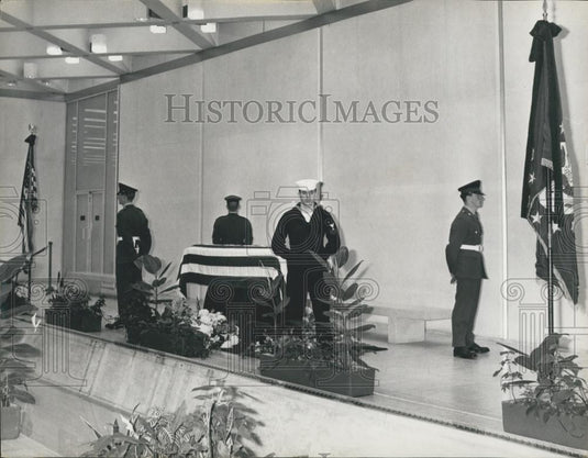 1965 Press Photo US & British Soldiers Guard Casket Of Adlai Stevenson - Historic Images