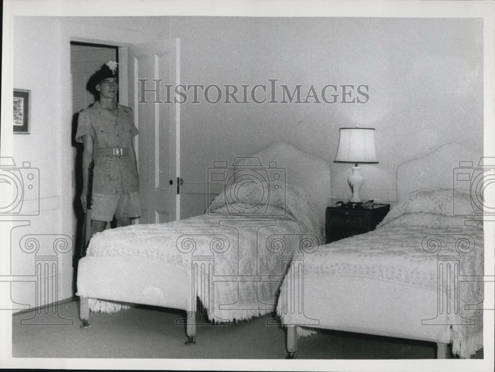 Press Photo Corporal Guard Inside Churchill&#39;s Bedroom - Historic Images