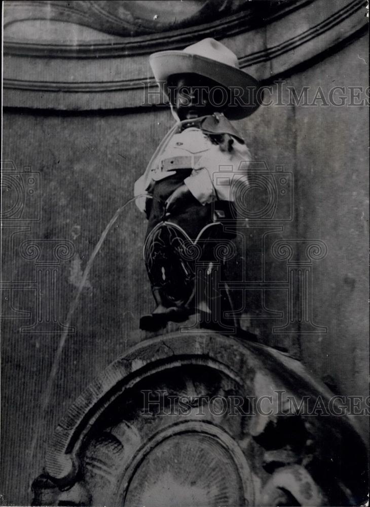 1949 Press Photo "Manneken" the famous Brussels landmark, - Historic Images