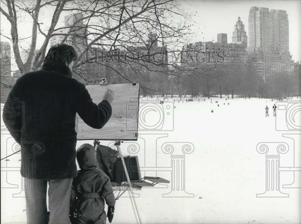 1974 Press Photo A Leisure Painter In New York&#39;s Snowy Central Park - Historic Images